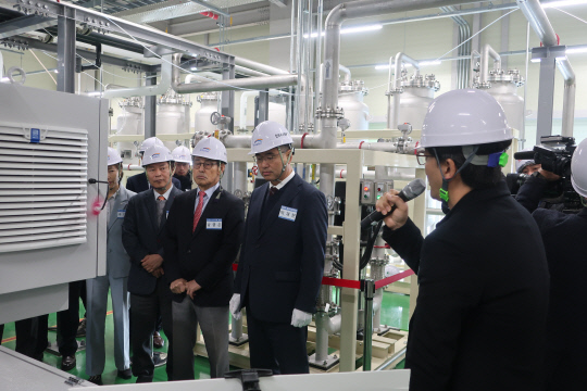 박재현 환경부 물관리정책실장이 9일 에스케이(SK)실트론 구미 2공장에서 열린 '초순수 국산화 실증플랜트 통수식' 행사 후 참석자들과 함께 플랜트를 시찰하고 있다. [환경부]